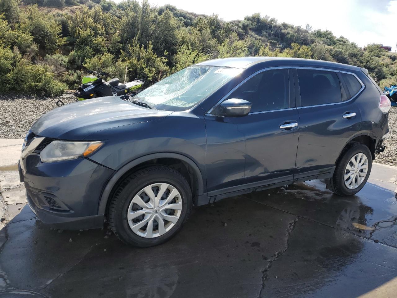 2015 Nissan Rogue S Copart, lot number: 56071545, vin: KNMAT2MV1FP577617. Thumbnail 1