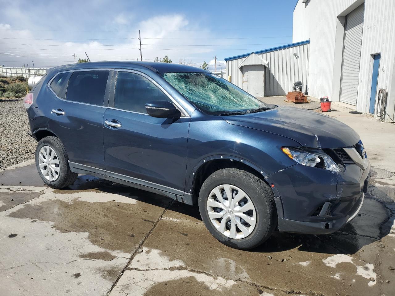 2015 Nissan Rogue S Copart, lot number: 56071545, vin: KNMAT2MV1FP577617. Thumbnail 4